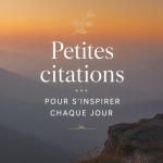 Des petites citations inspirantes écrites sur des cartes colorées sur une table