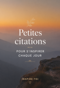 Des petites citations inspirantes écrites sur des cartes colorées sur une table
