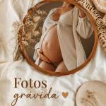 Femme enceinte souriante posant pour une photo de maternité dans un décor naturel.