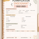 Un planner d'enseignant ouvert avec des notes et un stylo sur un bureau