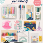 Un exemple de planning scolaire coloré avec des fournitures scolaires.
