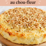 Quiche épaisse au chou-fleur sur une table en bois, bien dorée et garnie de fromage