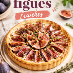Tarte aux figues fraîches sortie du four, encore dorée, sur un plateau en bois.