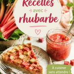 Recette de tarte à la rhubarbe présentée avec des fruits frais