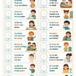 Un enfant préparant son lit pour la nuit avec un parent, illustrant la routine du soir.