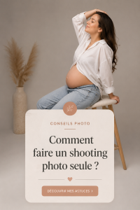 Femme souriante en train de faire un shooting photo en solo