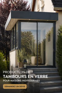 Véranda en verre moderne intégrée à une maison contemporaine, offrant une luminosité naturelle.