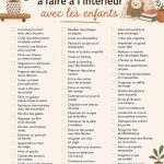 Enfants riant en jouant à des jeux de société à l'intérieur