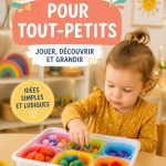 Un enfant souriant s'amusant avec des jeux de construction colorés.