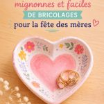 Des enfants réalisant des crafts pour la fête des mères