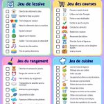 Un enfant de 2 ans aidant à ranger des jouets avec un sourire.
