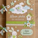 Album photo de naissance sur une table avec des décorations féeriques.
