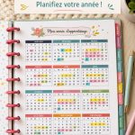 Calendrier scolaire coloré imprimé sur un bureau avec des fournitures scolaires