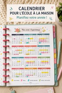 Calendrier scolaire coloré imprimé sur un bureau avec des fournitures scolaires