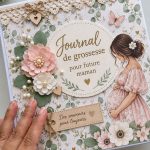Un carnet de grossesse joliment décoré avec des photos et des notes d'une future maman.