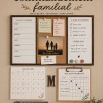 Un panneau d'organisation familial en bois décoré de calendriers et de notes.