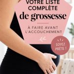 Femme enceinte préparant sa valise pour l'accouchement, checklist en main
