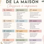 Classeur de gestion familiale ouvert sur une table avec des notes colorées.