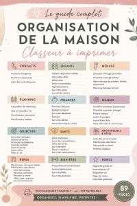 Classeur de gestion familiale ouvert sur une table avec des notes colorées.