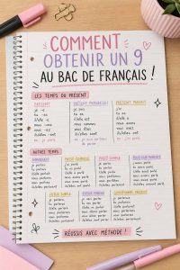 Étudiant en train de réviser le français pour le GCSE avec des manuels et un ordinateur.