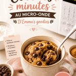 Un plat de cookies au micro-ondes moelleux tout juste préparés, parfaits pour un goûter.
