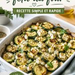 Des courgettes au four garnies de feta sur une assiette, prêtes à être dégustées.