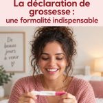 Femme enceinte lisant un document concernant la déclaration de grossesse.