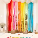 Table décorée pour un anniversaire d'enfant avec des couleurs arc-en-ciel et des ballons.