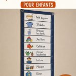 Un emploi du temps visuel imprimable pour enfants sur une table.