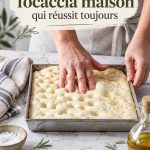 Focaccia maison dorée, servie sur une planche en bois.
