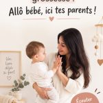 Femme enceinte pratiquant l'haptonomie avec un sourire bienveillant.