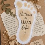 Image d'une petite fille vêtue à la mode LIAAN, entourée de jouets colorés