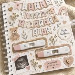 Un beau scrapbook rempli de souvenirs précieux de bébé.