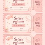 Invitations colorées pour une soirée pyjama créative avec des décorations festives.