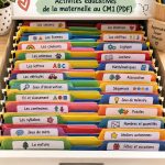 Des enfants jouant à des jeux éducatifs imprimables sur une table