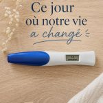 Femmes se remémorant un jour marquant dans un cadre chaleureux, reflet d'une vie épanouie.