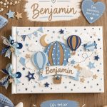 Un livre de naissance ouvert avec des photos et des souvenirs d'un enfant.