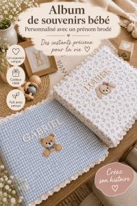 Livre de souvenirs personnalisé pour bébé avec broderie de nom, sur une table en bois.