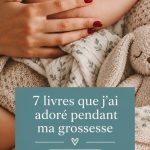 Une femme enceinte lisant un livre dans un coin cosy.