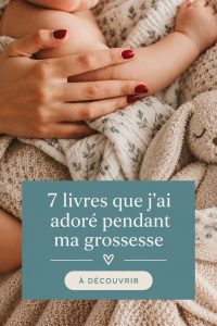 Une femme enceinte lisant un livre dans un coin cosy.