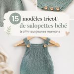 Modèles de salopettes tricotées pour bébés, sur fond pastel.