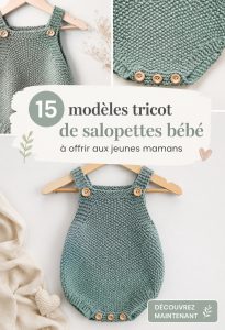 Modèles de salopettes tricotées pour bébés, sur fond pastel.