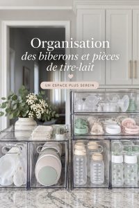 Organisateur de biberons sur une étagère, avec divers accessoires de bébé.