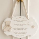Panneau de porte personnalisé pour accueillir un bébé dans sa nursery, décoré avec des couleurs douces et des motifs tendres.