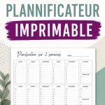 Planificateur de deux semaines imprimable en couleurs vives sur un bureau