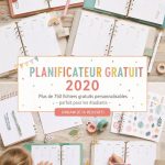 Un planner étudiant ouvert avec des notes et des stylos sur une table d'étude.
