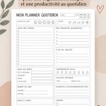 Un planner coloré ouvert sur une table avec des notes et des stylos, idéal pour les personnes avec TDAH.