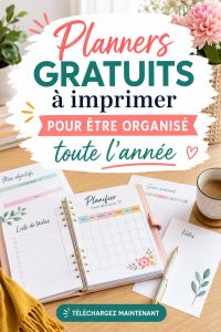 Image d'un planner imprimé, idéal pour l'organisation étudiante, sur un bureau avec des fournitures scolaires.