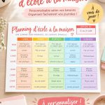 Un modèle d'emploi du temps scolaire imprimé avec des crayons et des notes de cours.