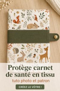 Protège carnet de santé en tissu coloré sur une table avec des fournitures de couture
